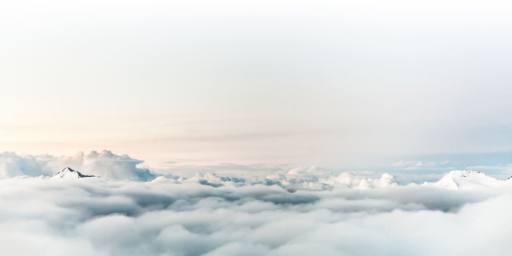 Hintergrundbild von hellem Himmel über den Wolken