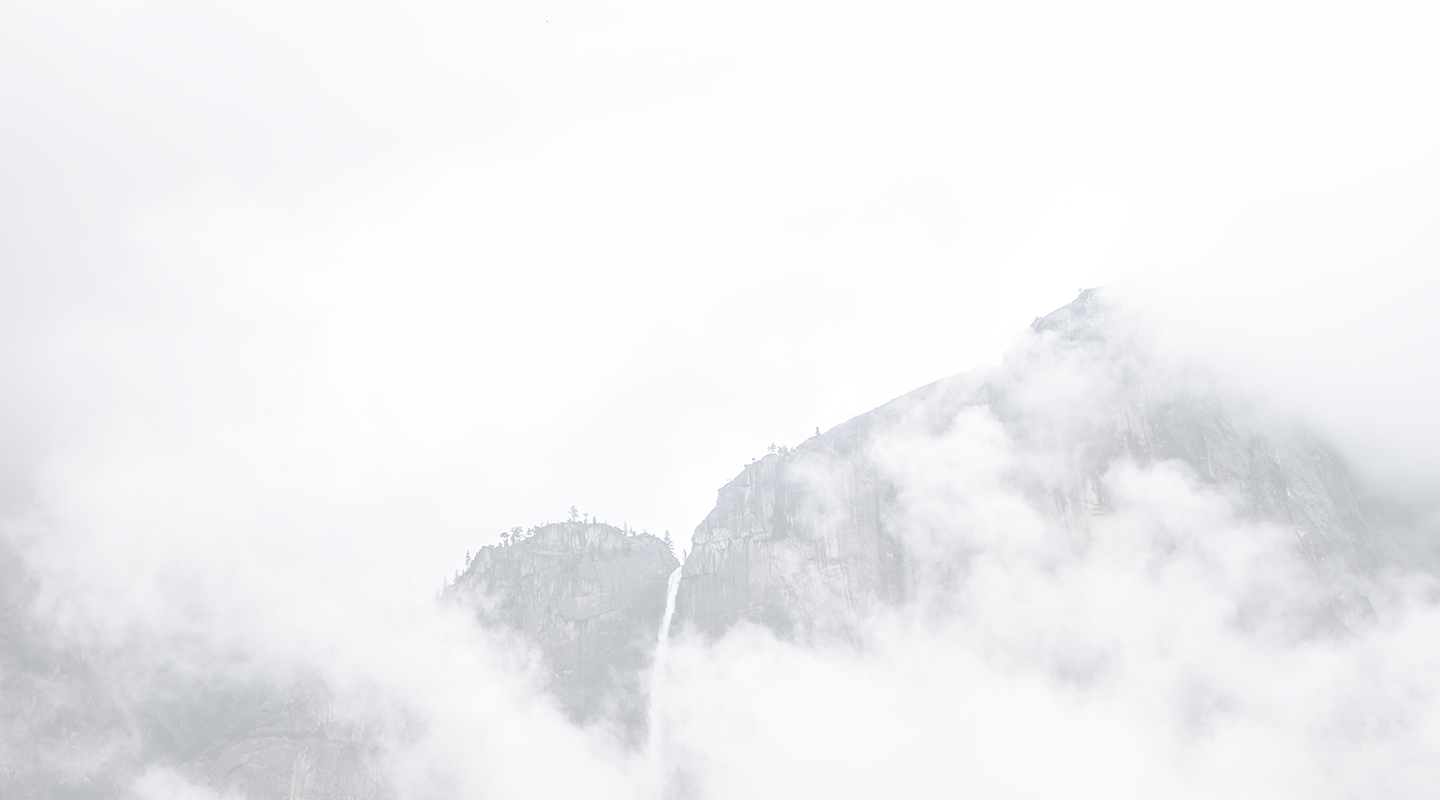 Hintergrundbild Berge in Wolken